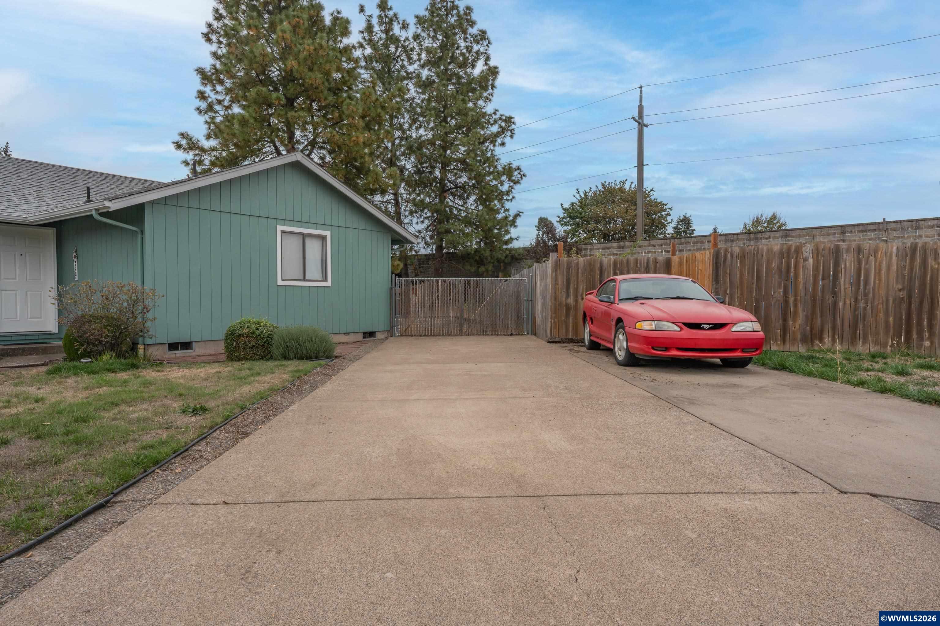 1285 Laurelhurst Dr, Eugene, OR 97402 — photo 2