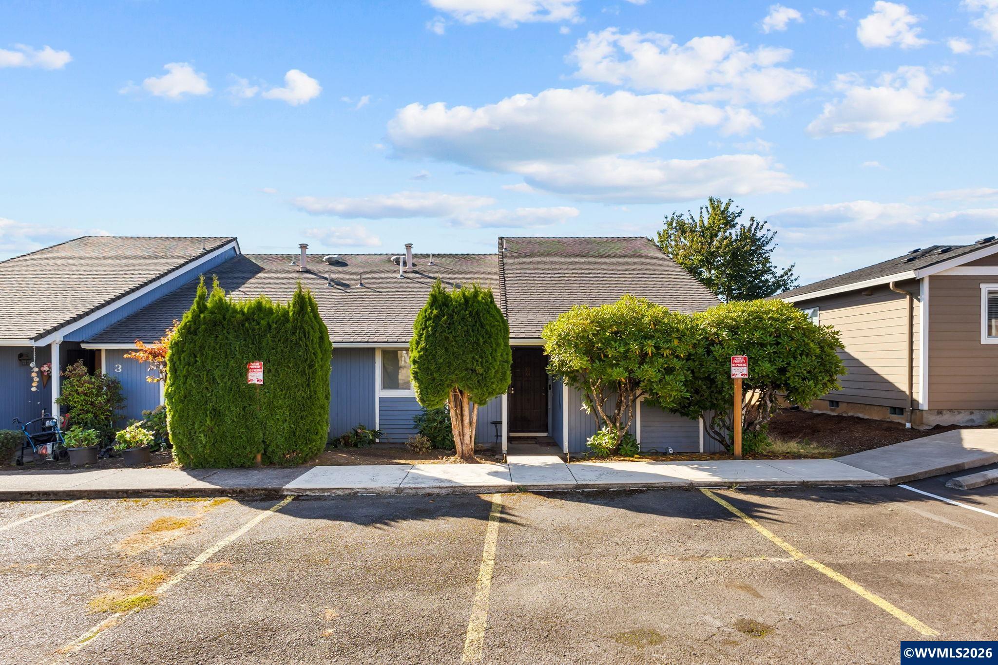 350 NE Evergreen #4 Ct — photo