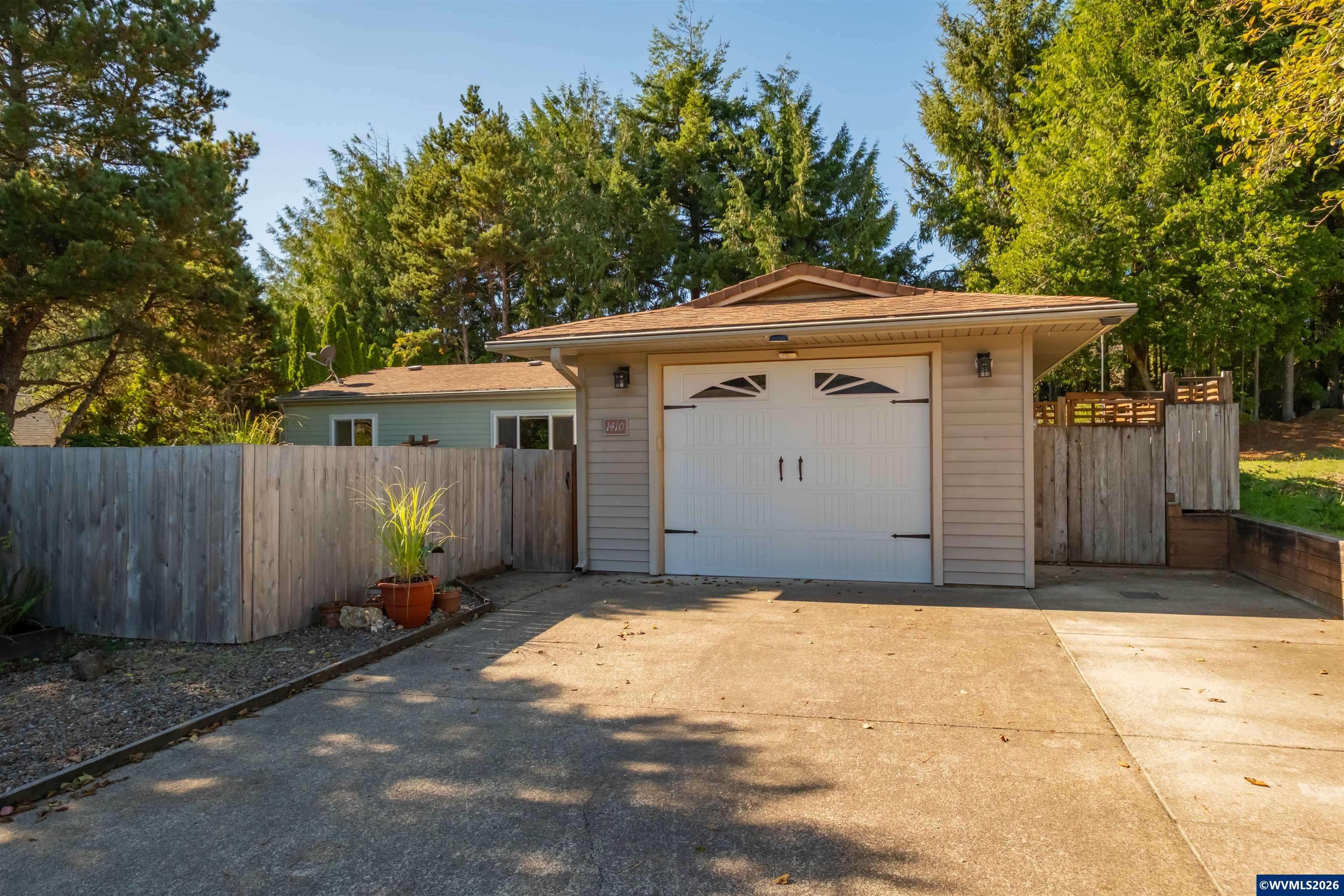 1410 SW Forest Pkw — photo