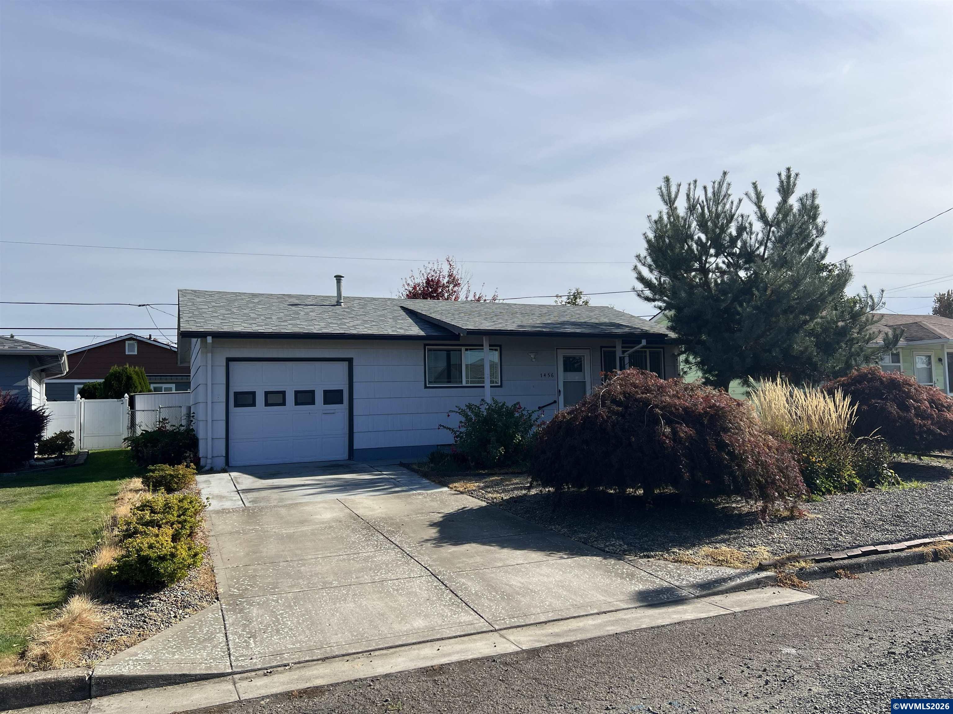 1456 Country Club Cir — photo
