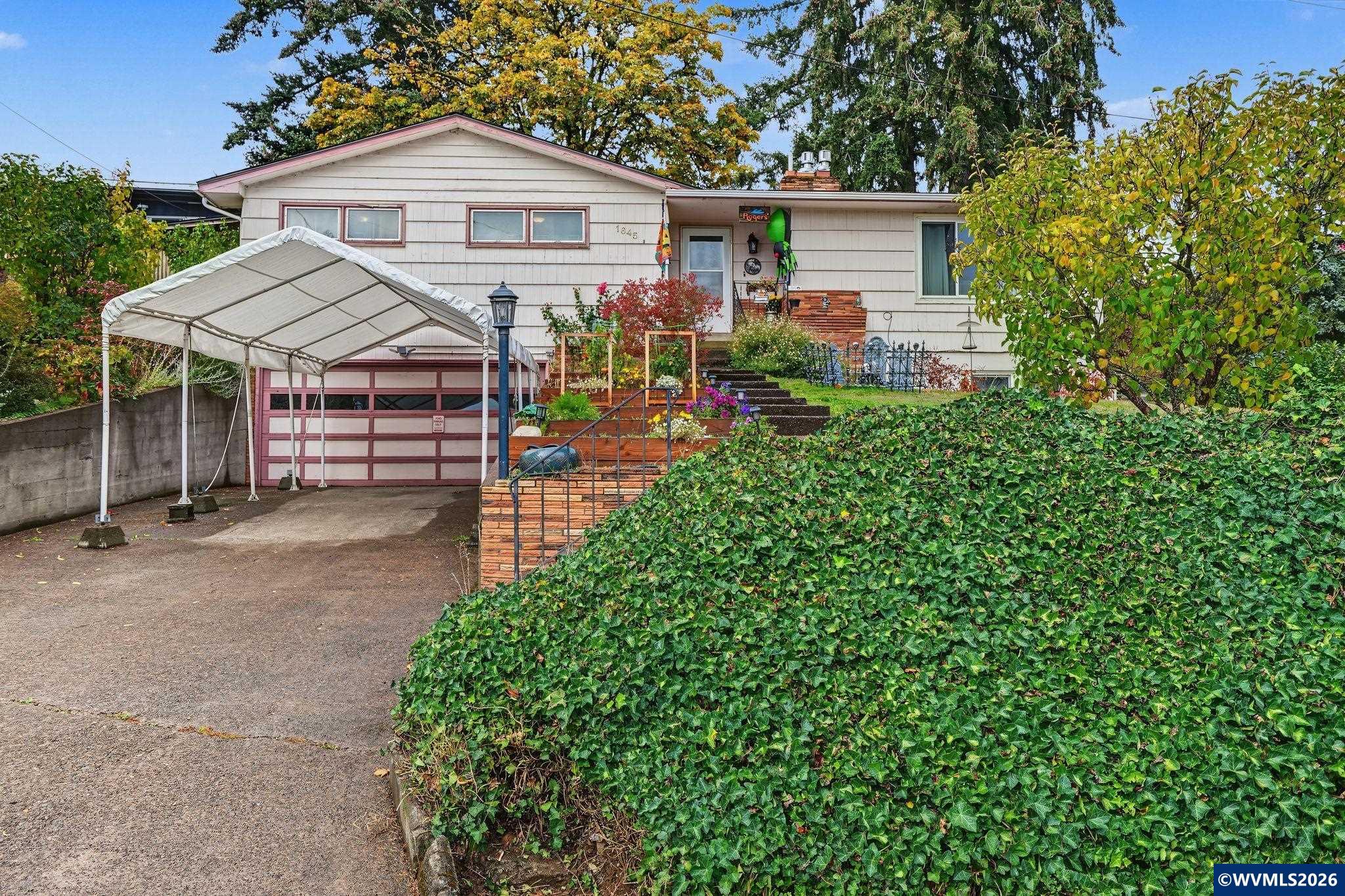 1645 Fair Oaks Wy — photo