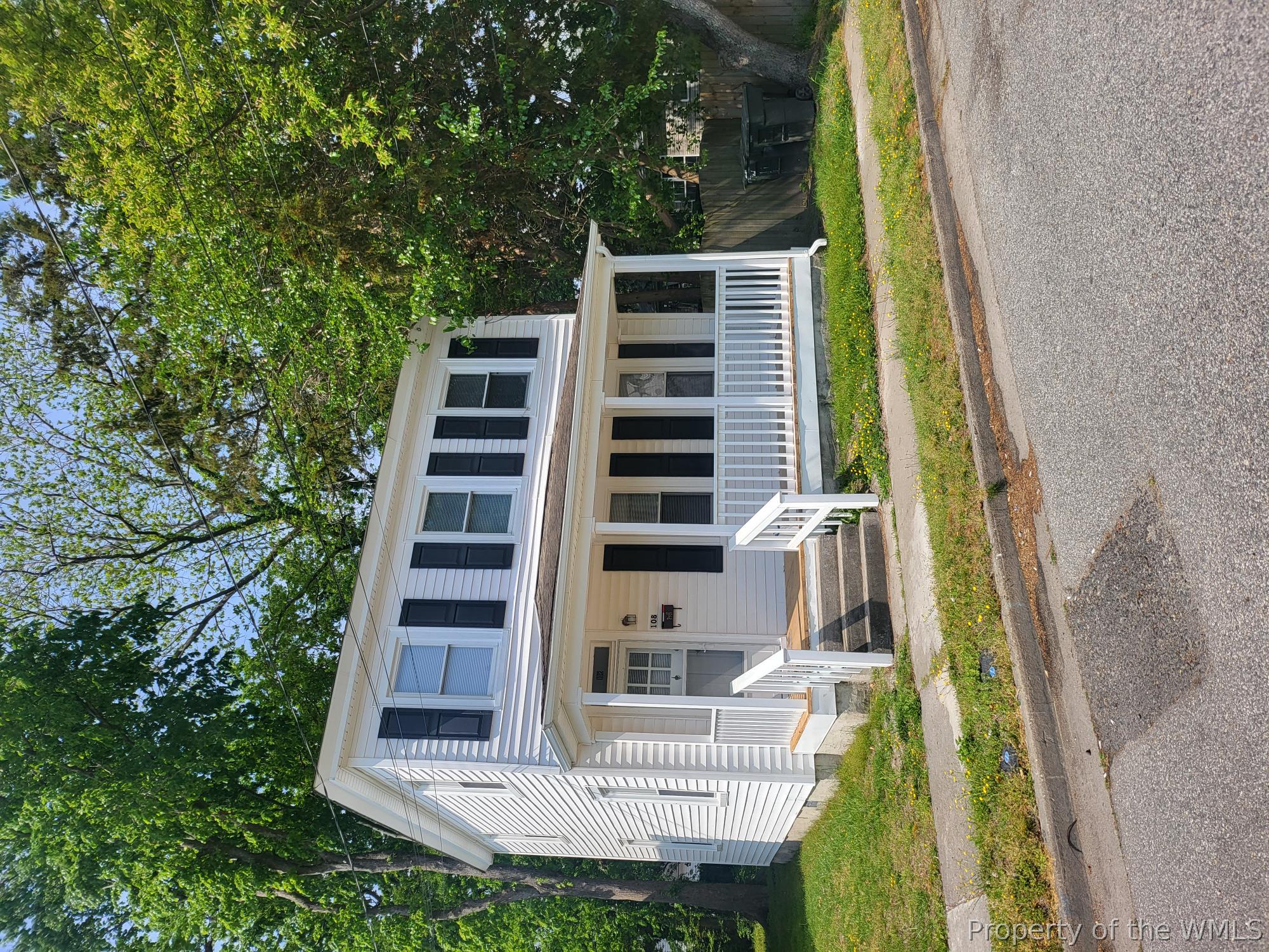 108 E Howard St — photo