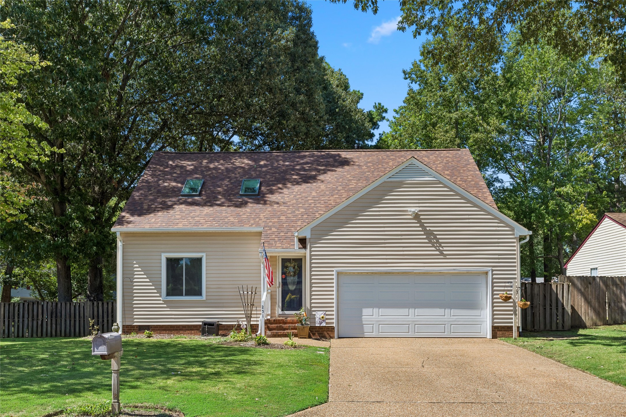 251 Gena Ct — photo