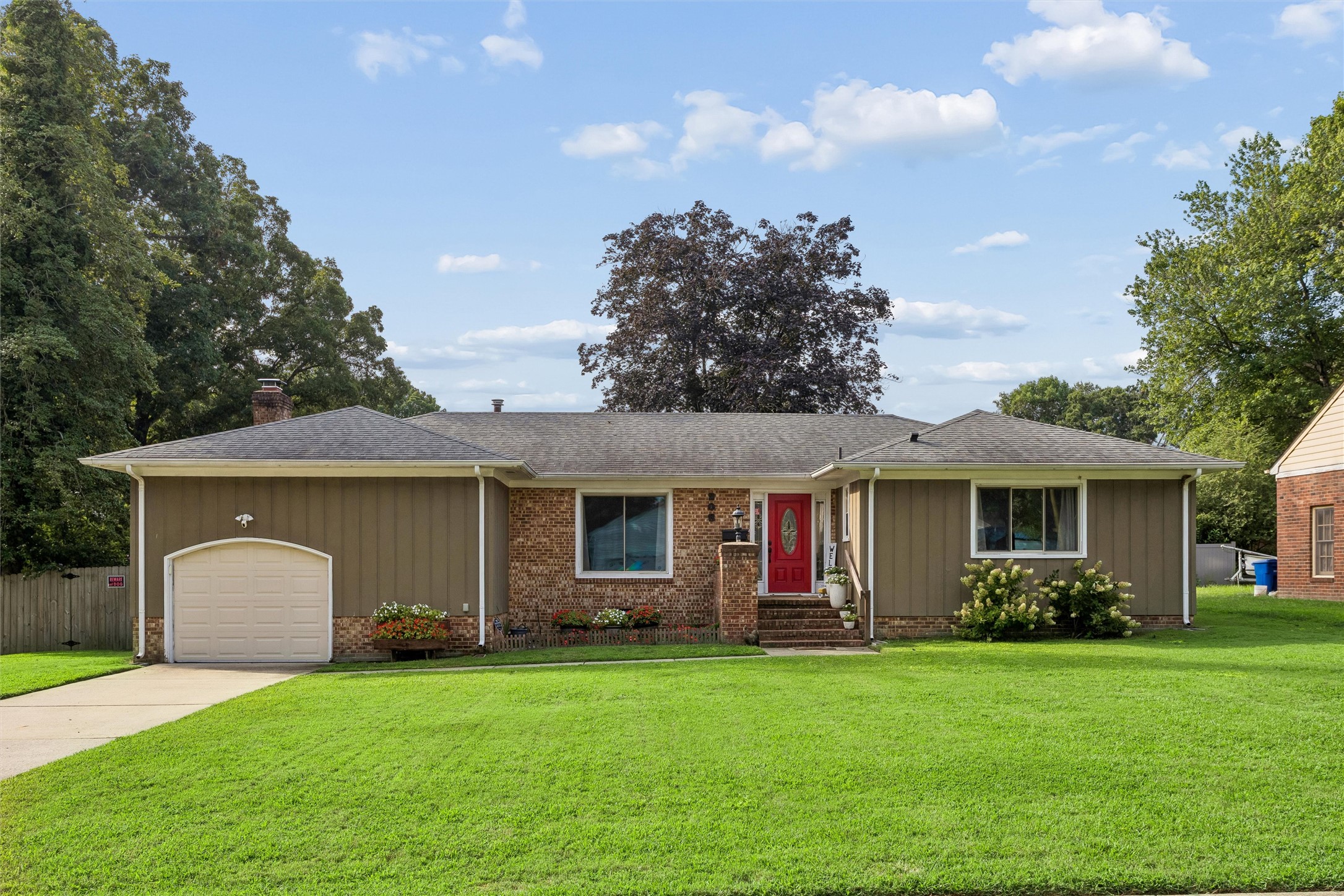 208 Tabbs Ln — photo