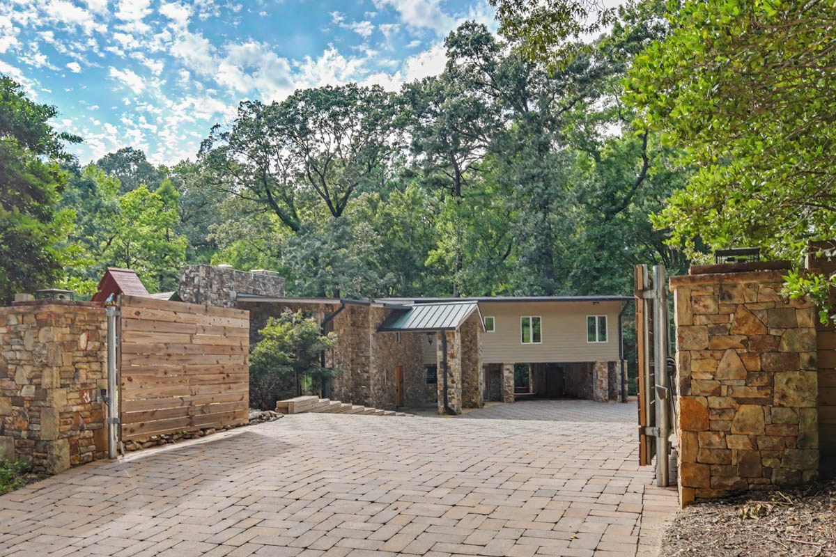 111 Museum Pky — photo