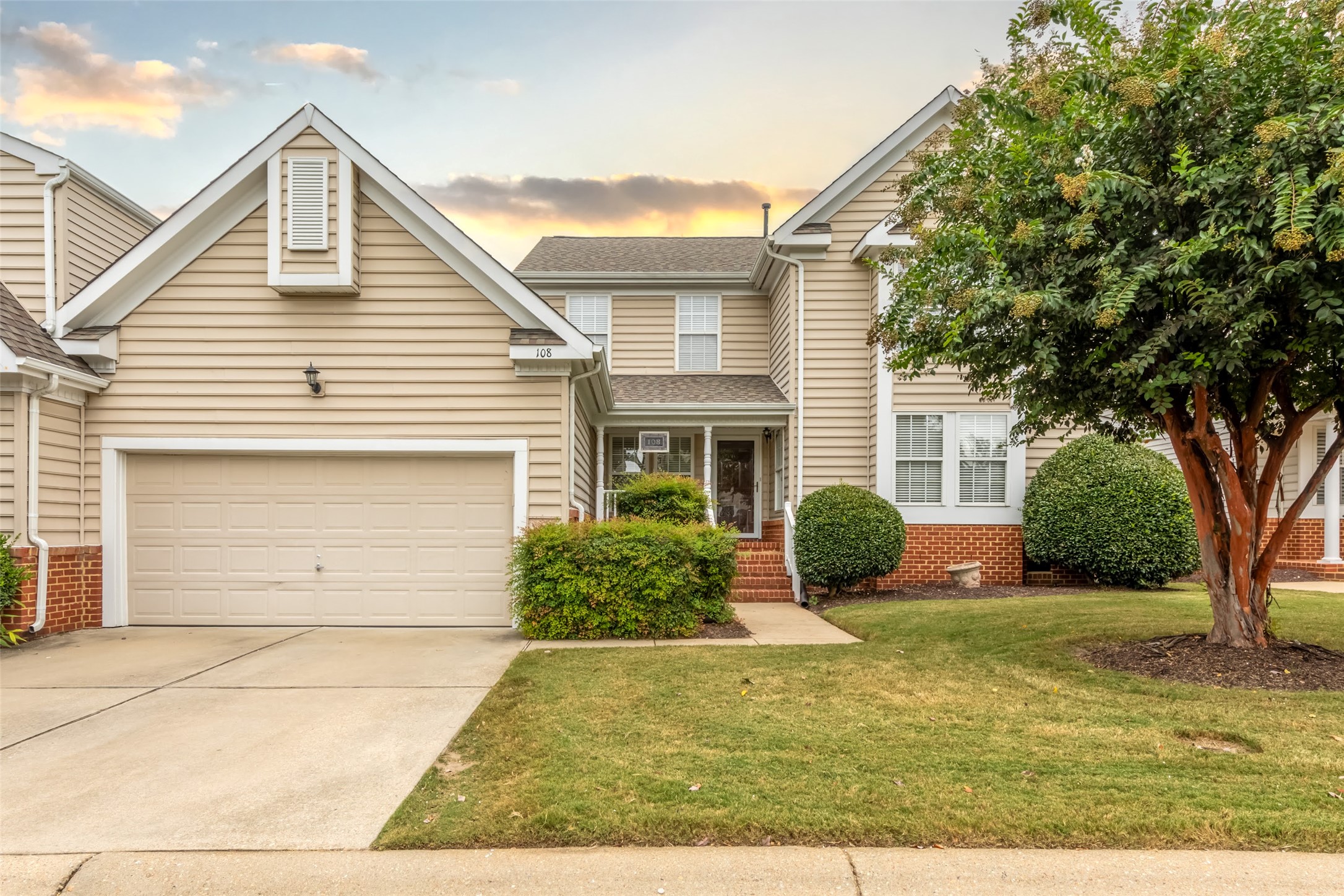 108 Waters Edge Dr — photo