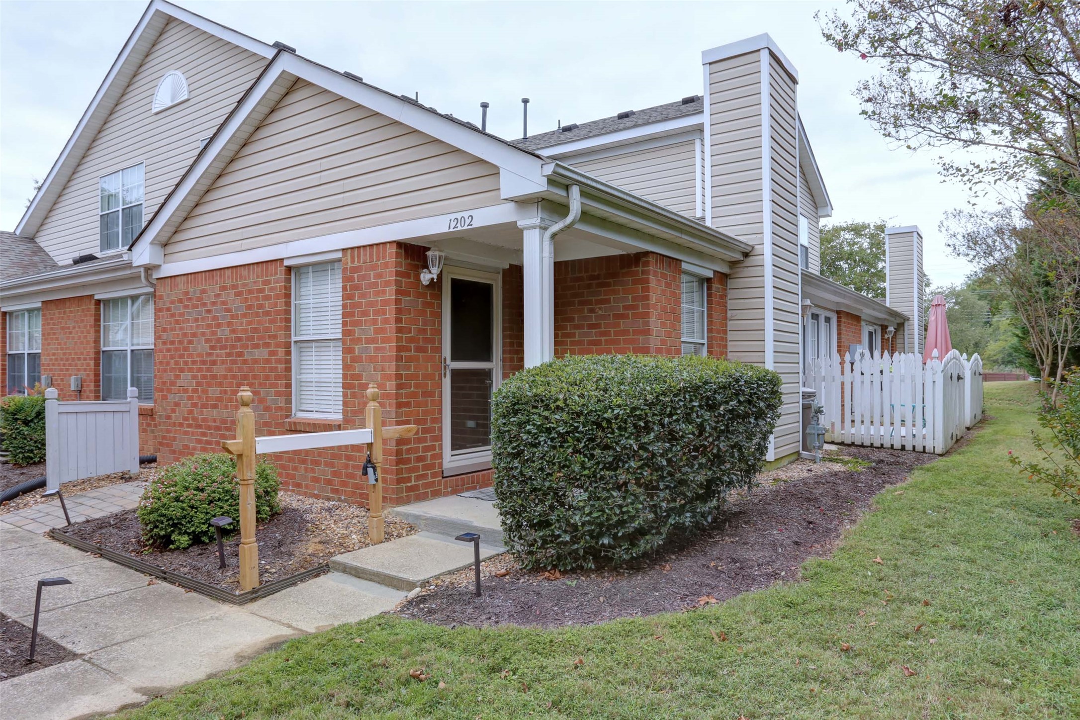 1202 Westgate Cir — photo