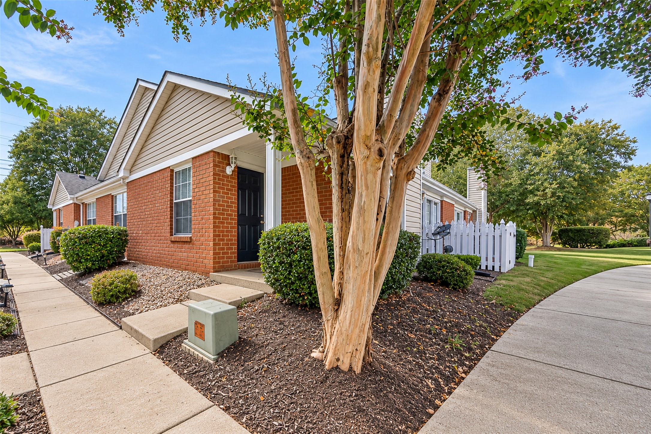 1404 Westgate Cir — photo