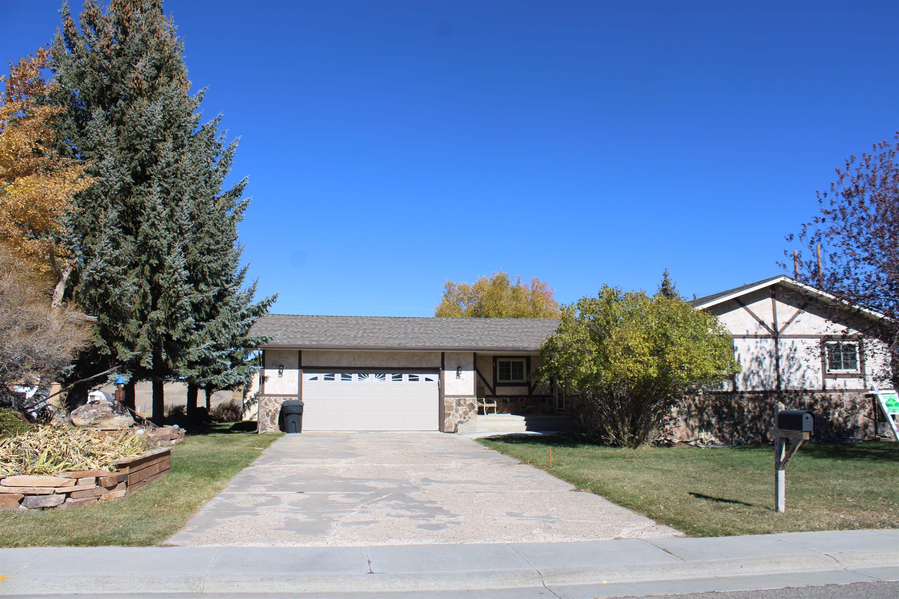 1309 Garnet — photo