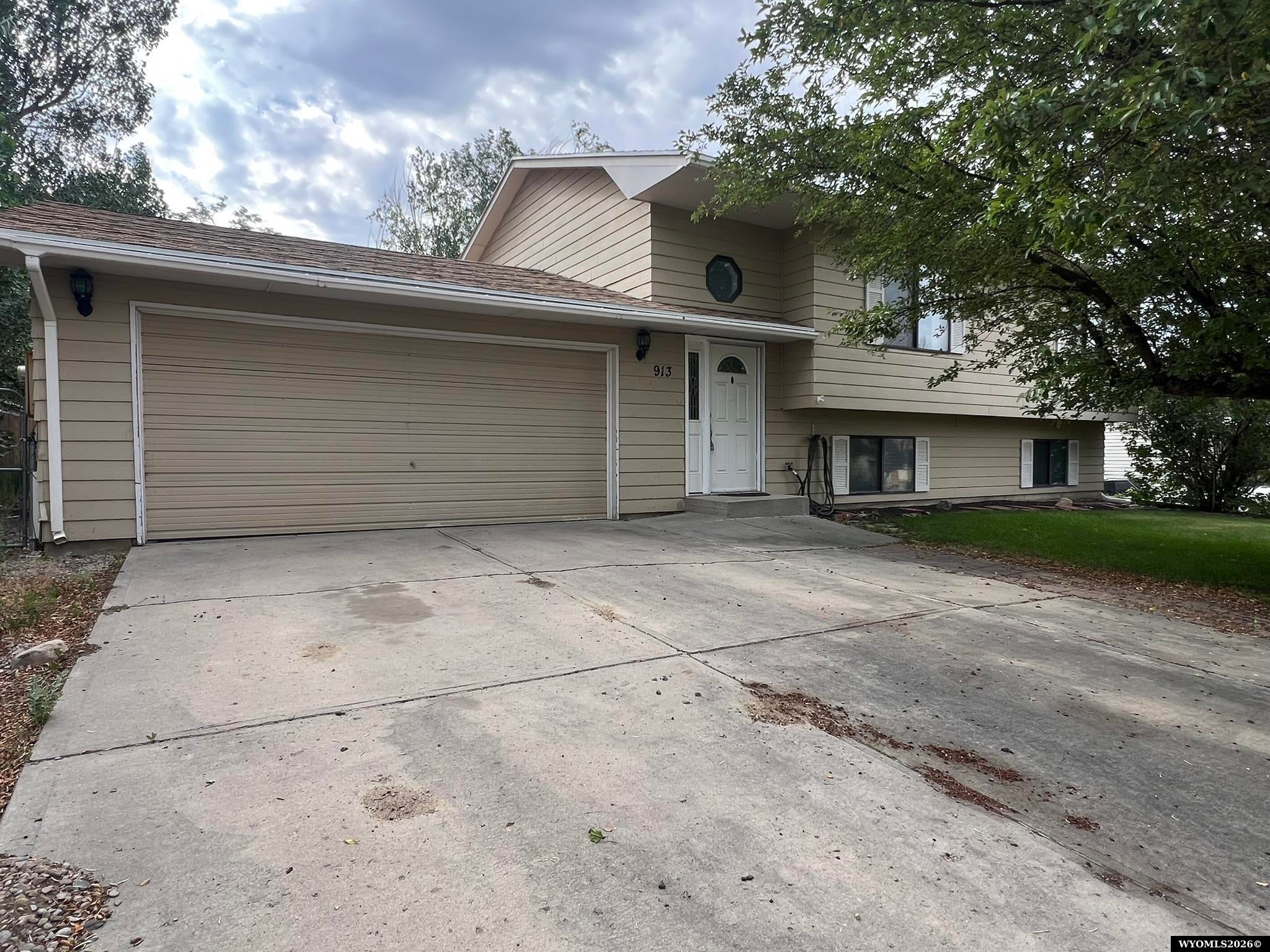 913 Eisenhower Drive — photo