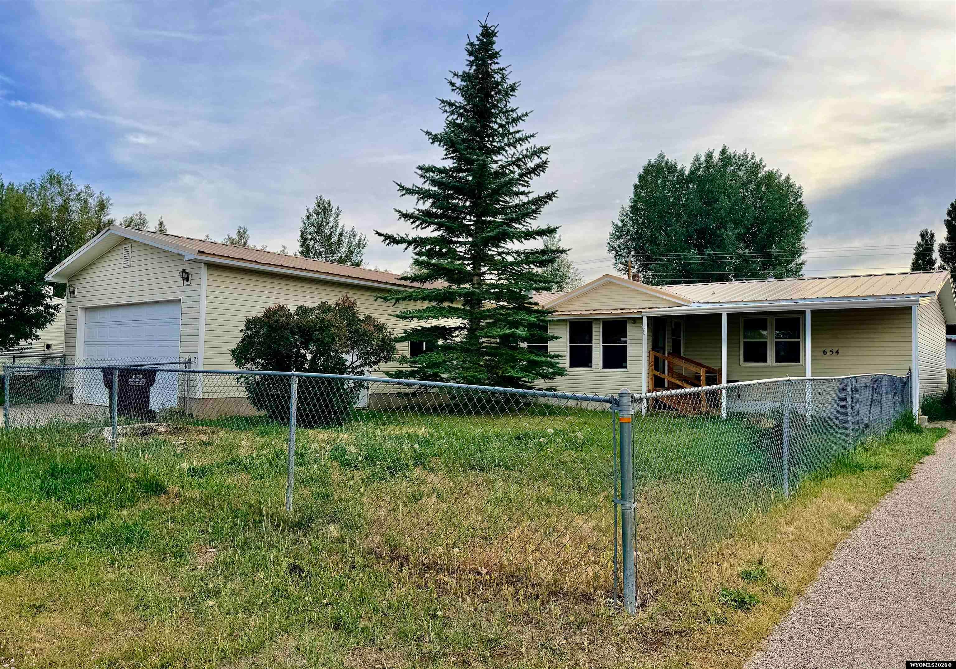 654 Oak Dr — photo
