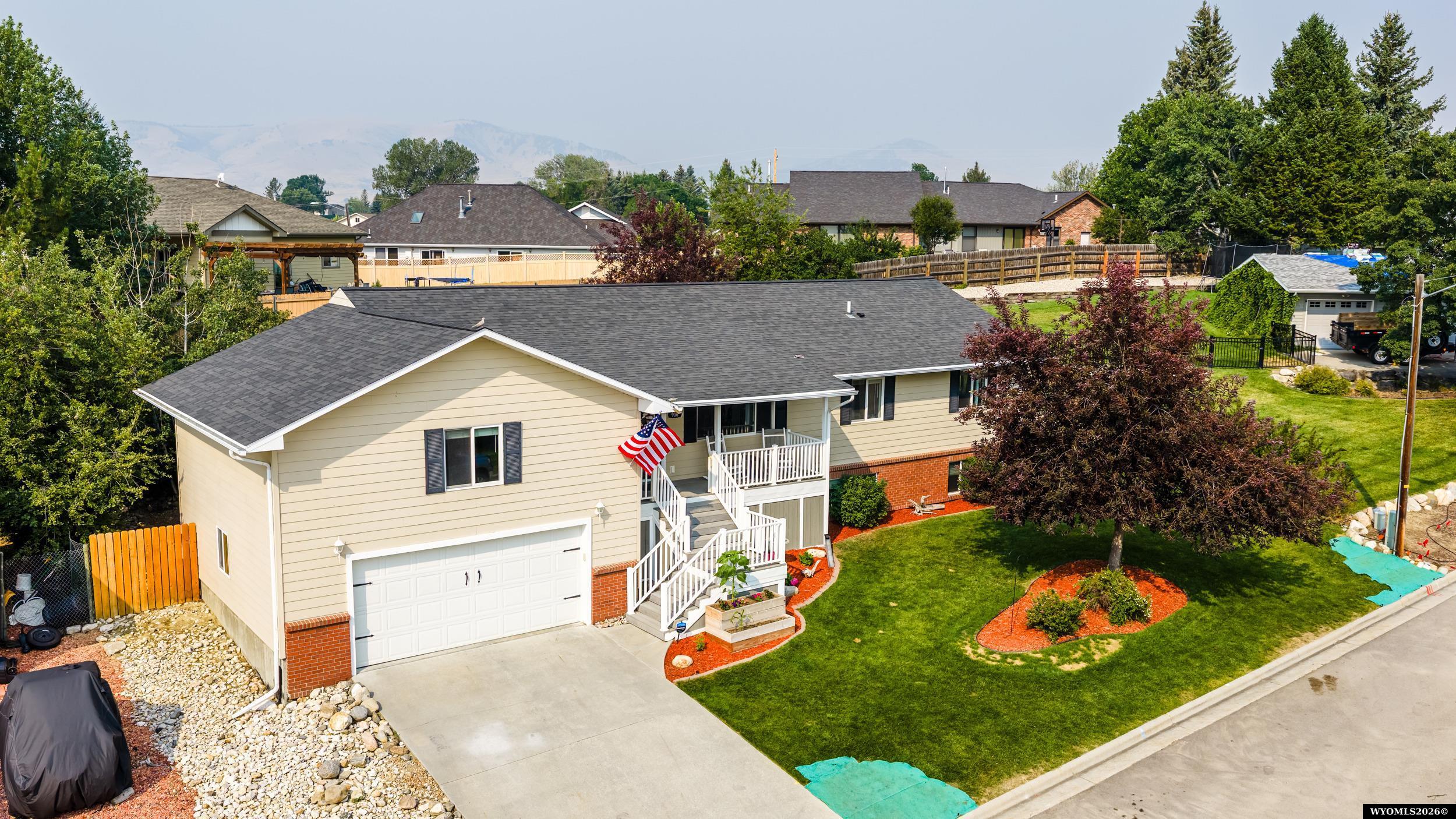 906 Delaware Dr — photo