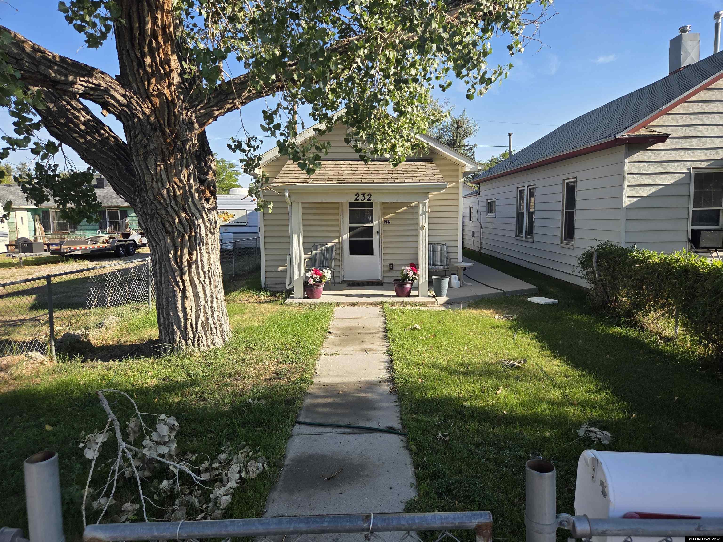 232 E F — photo