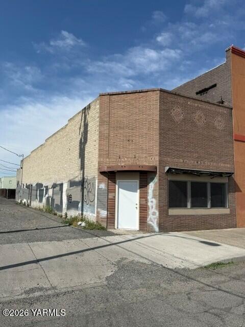 112 E 3rd St, Wapato, WA 98951 — photo 2