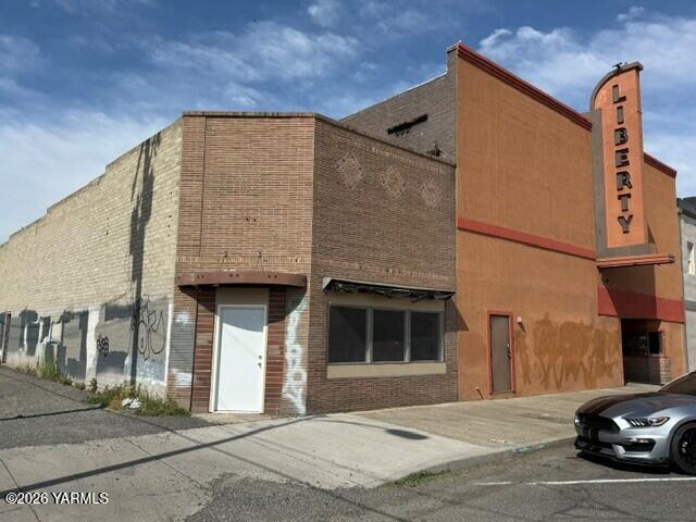 112 E 3rd St, Wapato, WA 98951 — photo 3