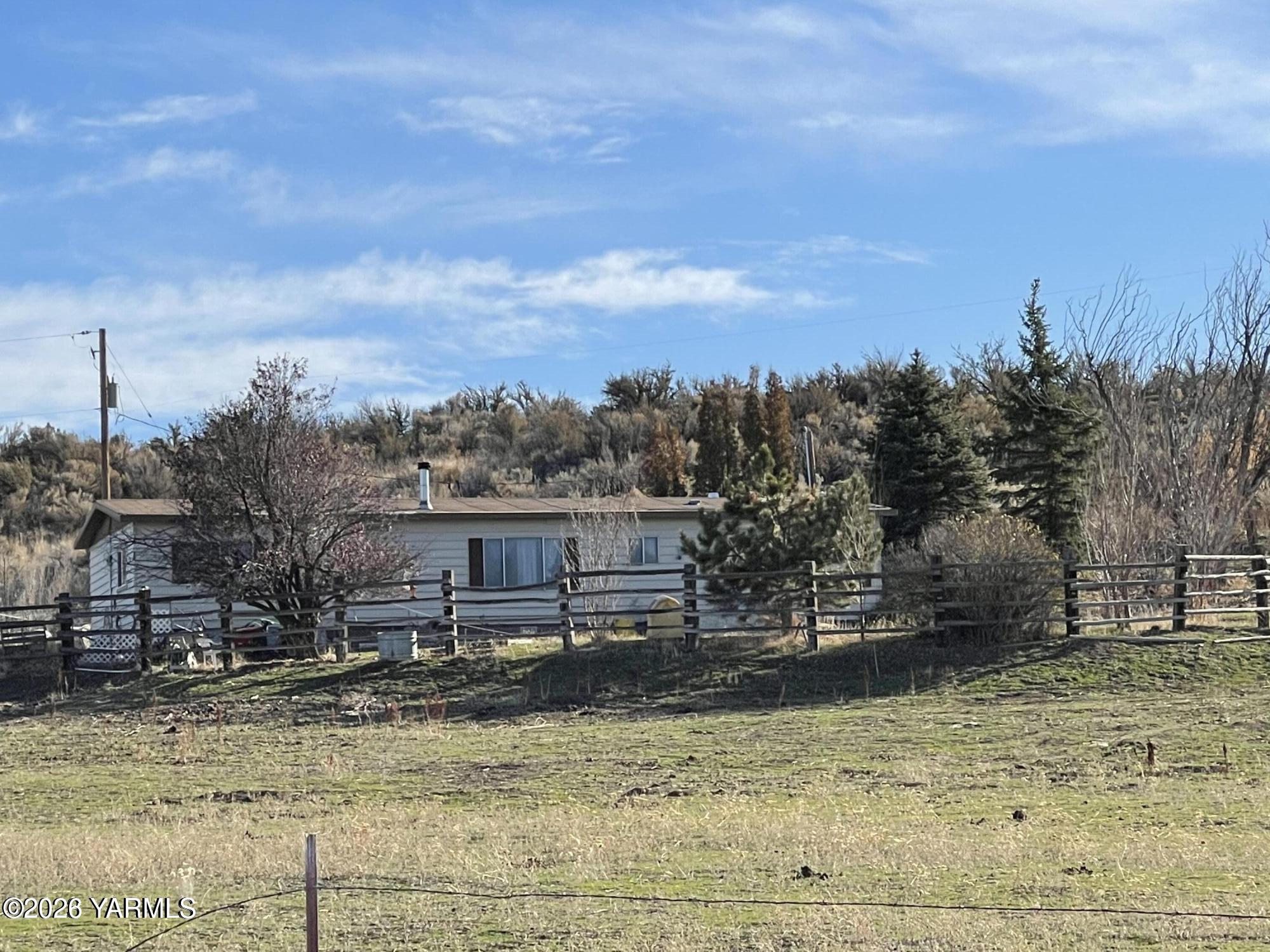 120 W Pine Hollow Rd — photo