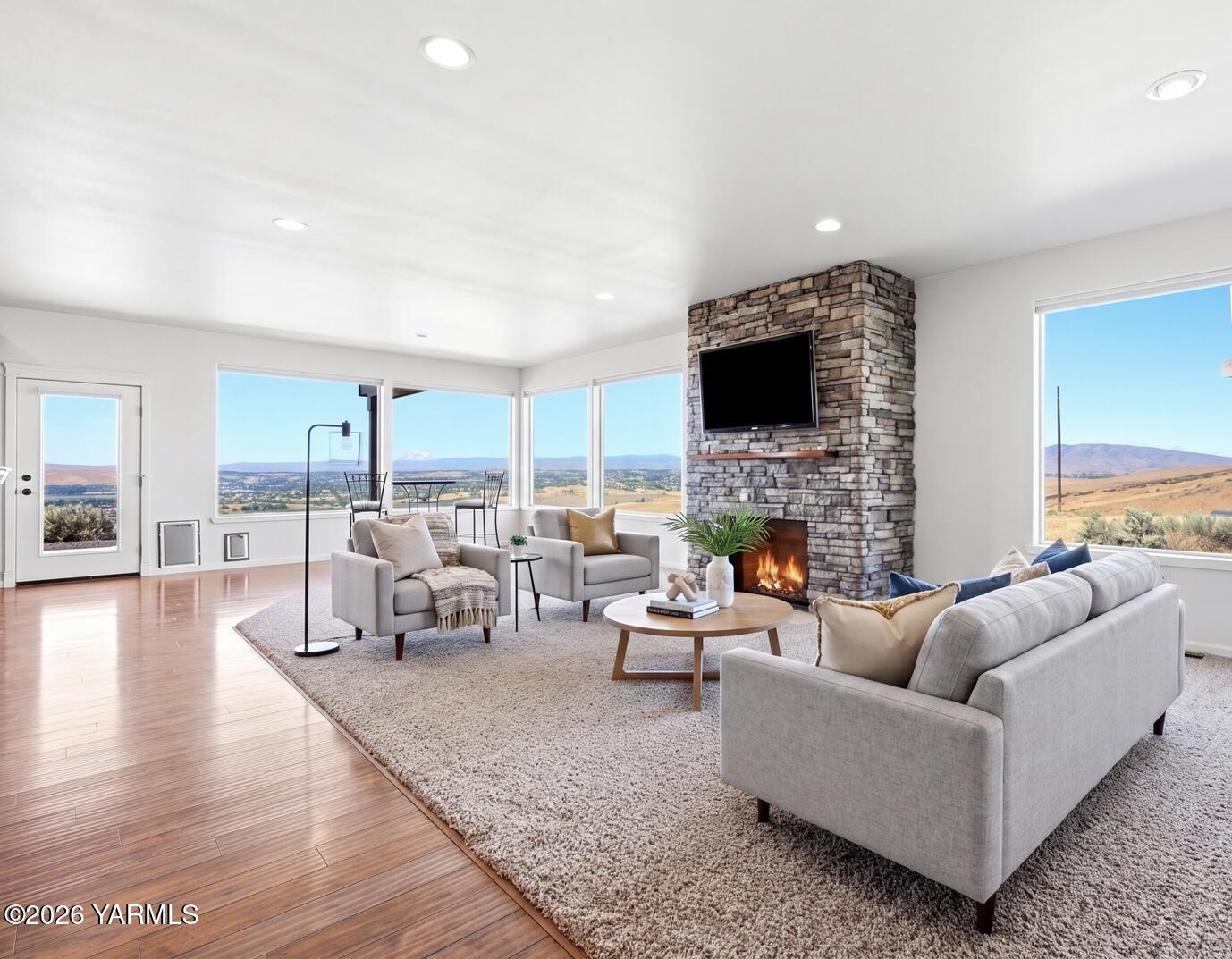 1110 Selah Creek Dr — photo