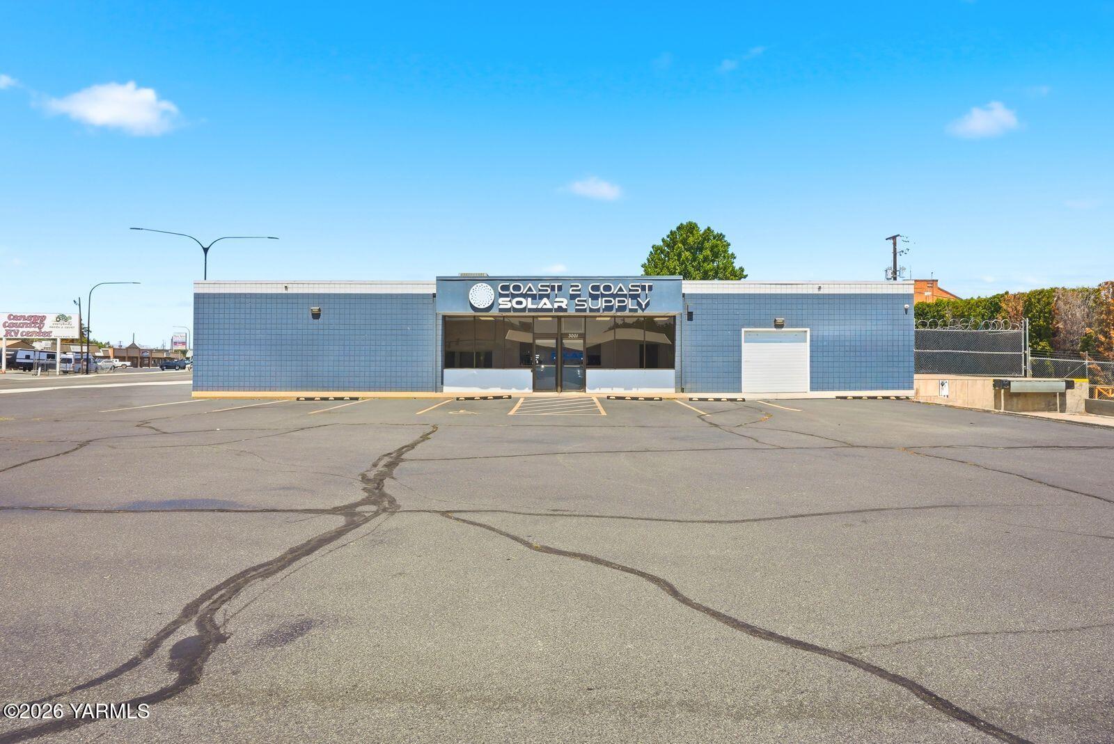 3001 Main St — photo