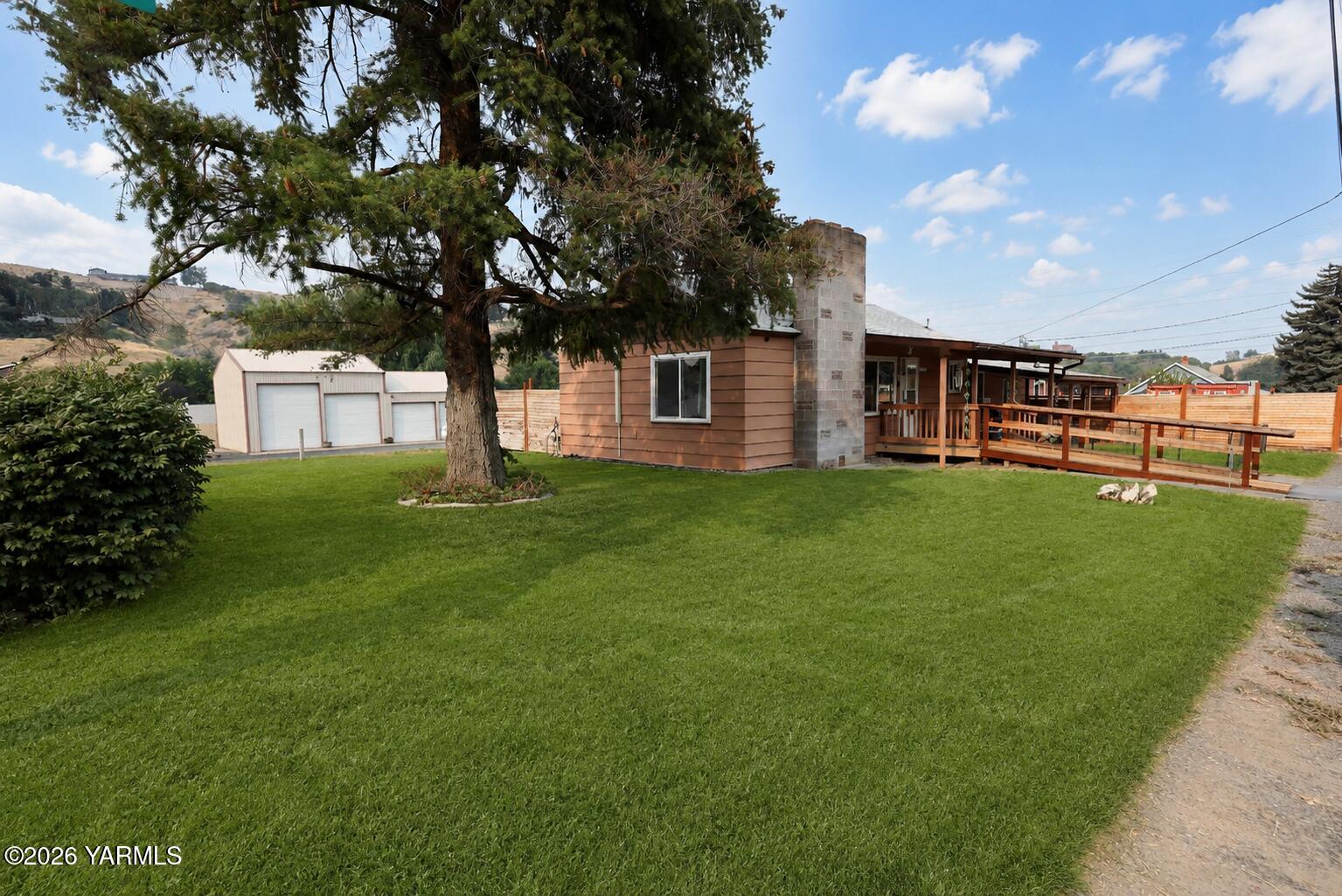 1105 W Cherry Ave — photo