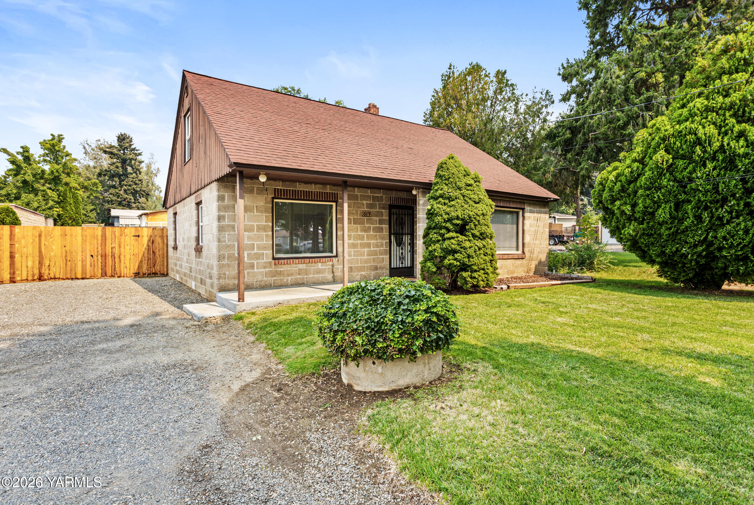 3805 W Tieton Dr — photo