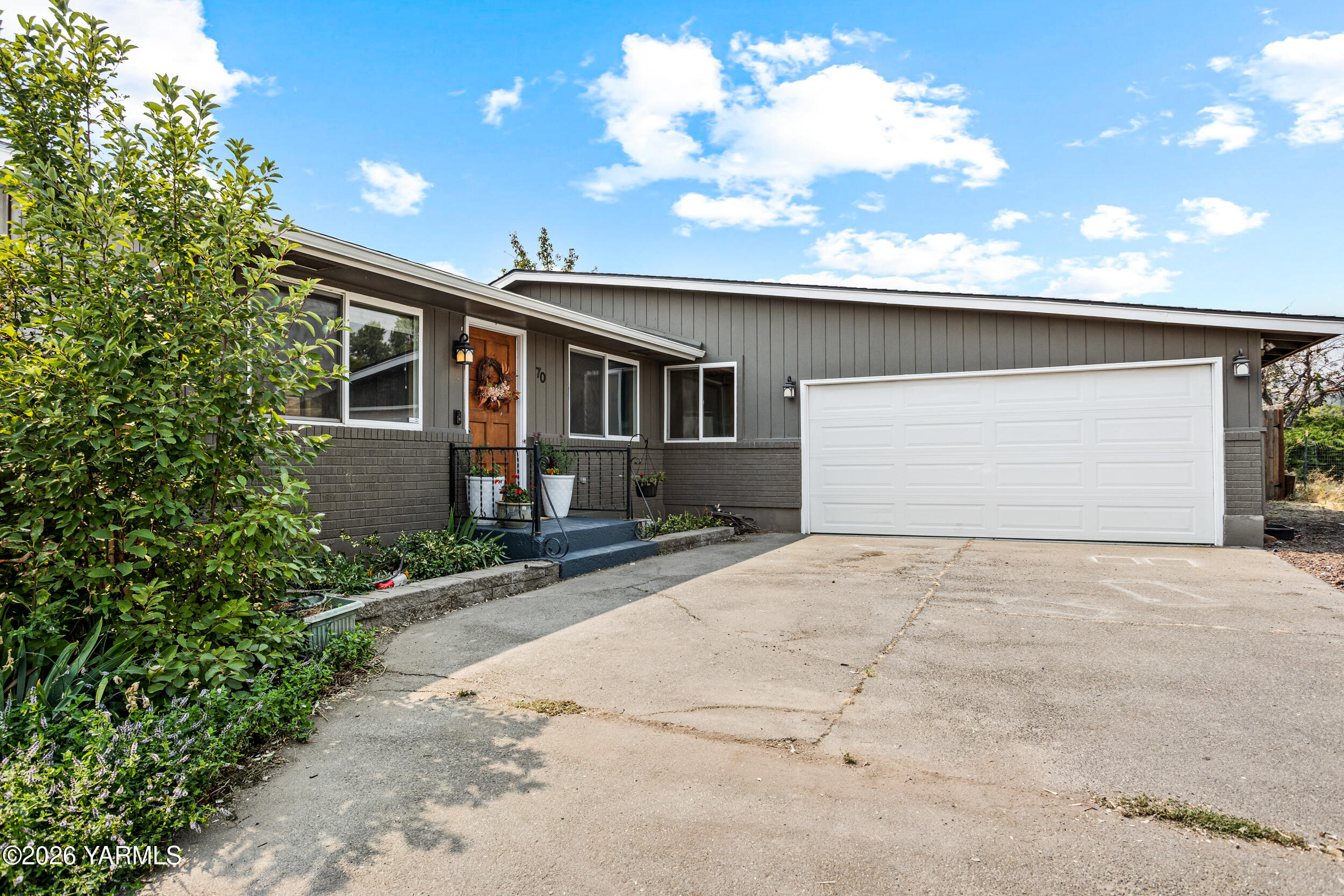 70 Herlou Dr — photo