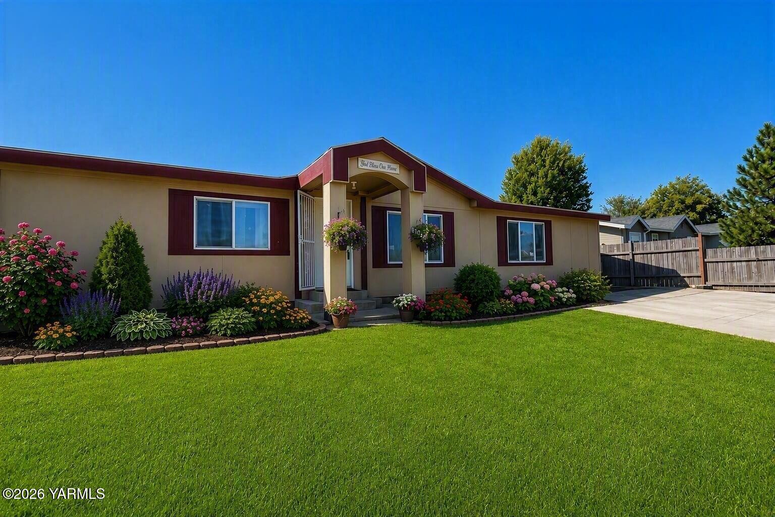 6104 Crestfields Rd — photo