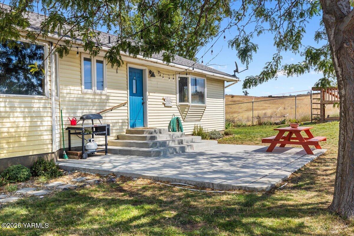 4301 Cheyne Rd, Zillah, WA 98953 — photo 2