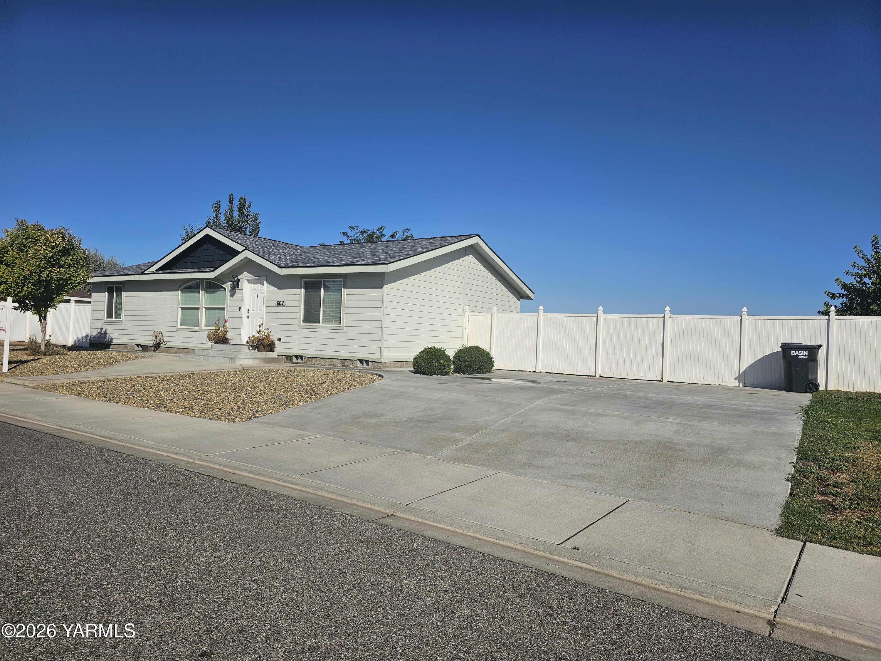 602 New Gate Dr — photo