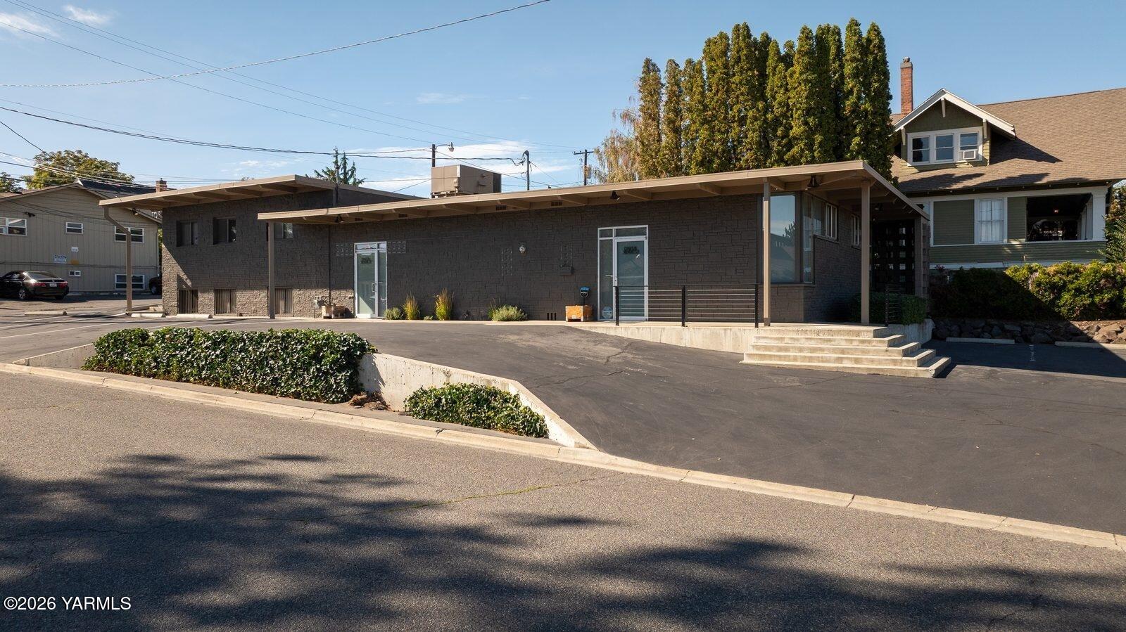 1402 W Yakima Ave — photo