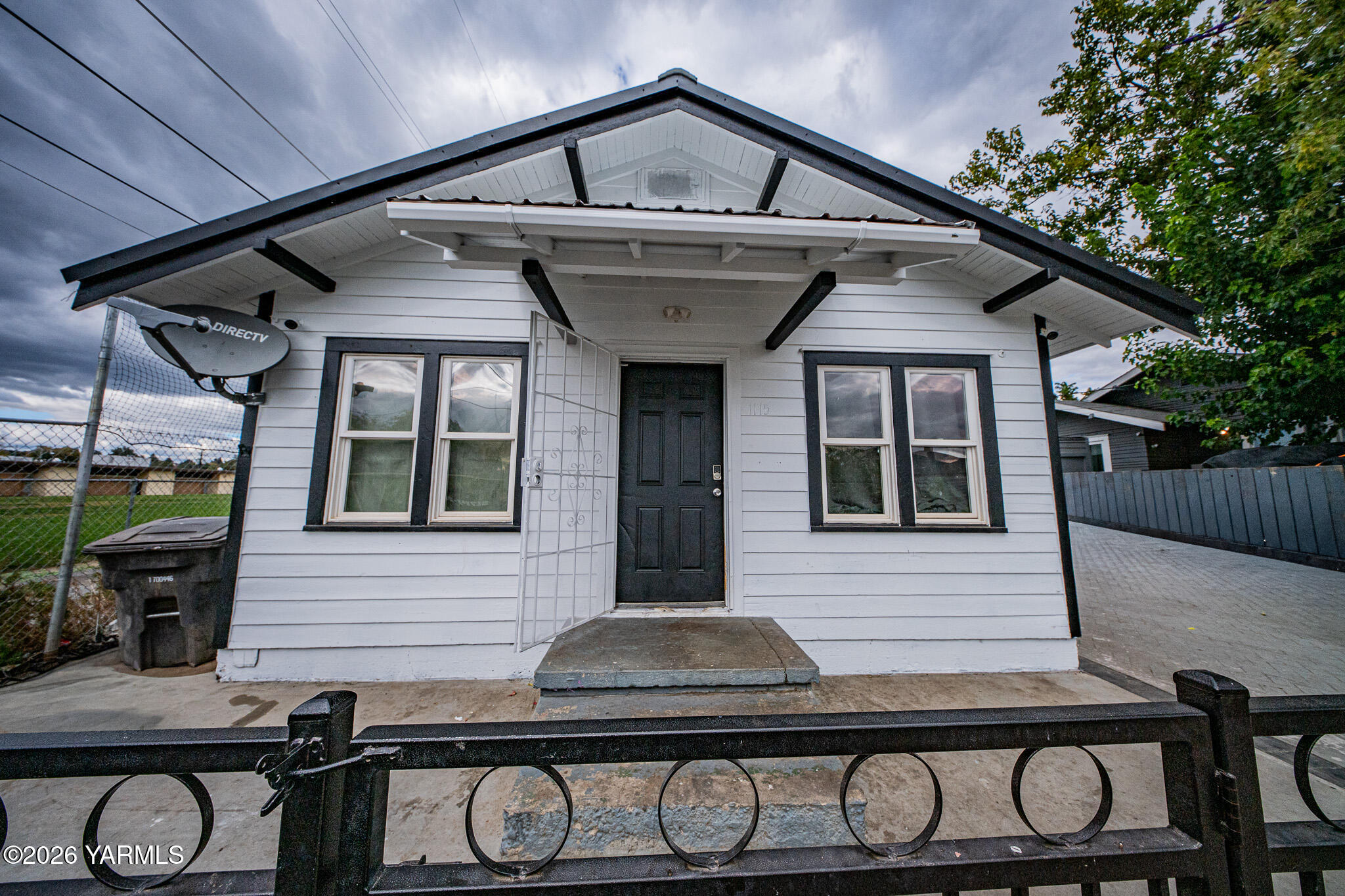1115 W Maclaren St — photo