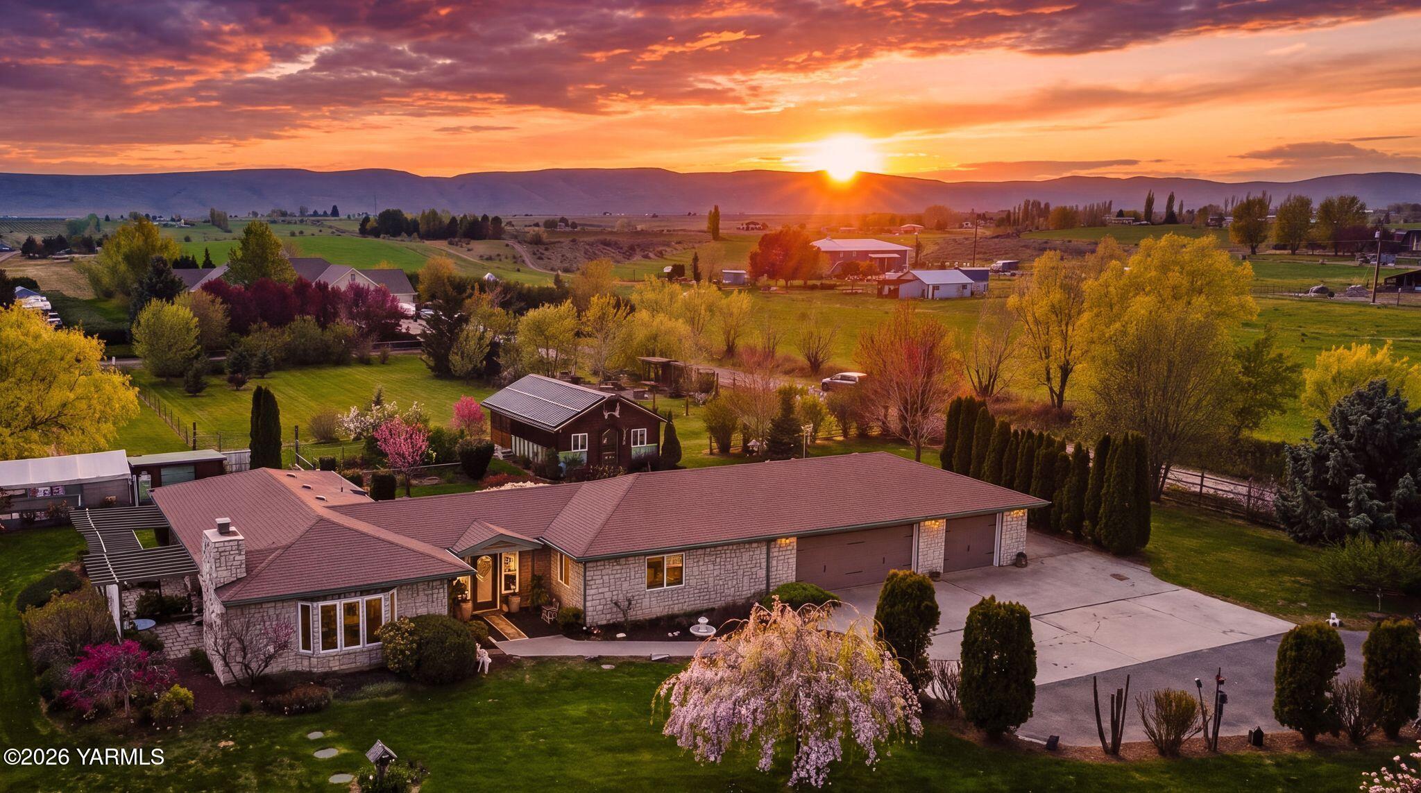 15010 Fisk Rd, Yakima, WA 98908